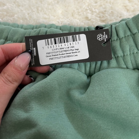 PrettyLittleThing Green Women's Shorts - Picture 2 of 2